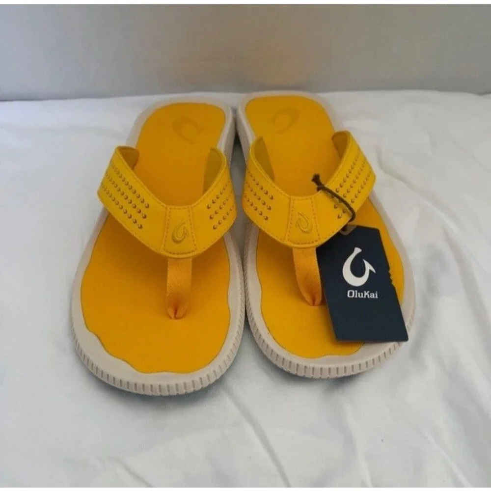 OluKai Ulele Sandals Mens 11 Yellow Hibiscus Water Resistant 10435-3H3H NWT